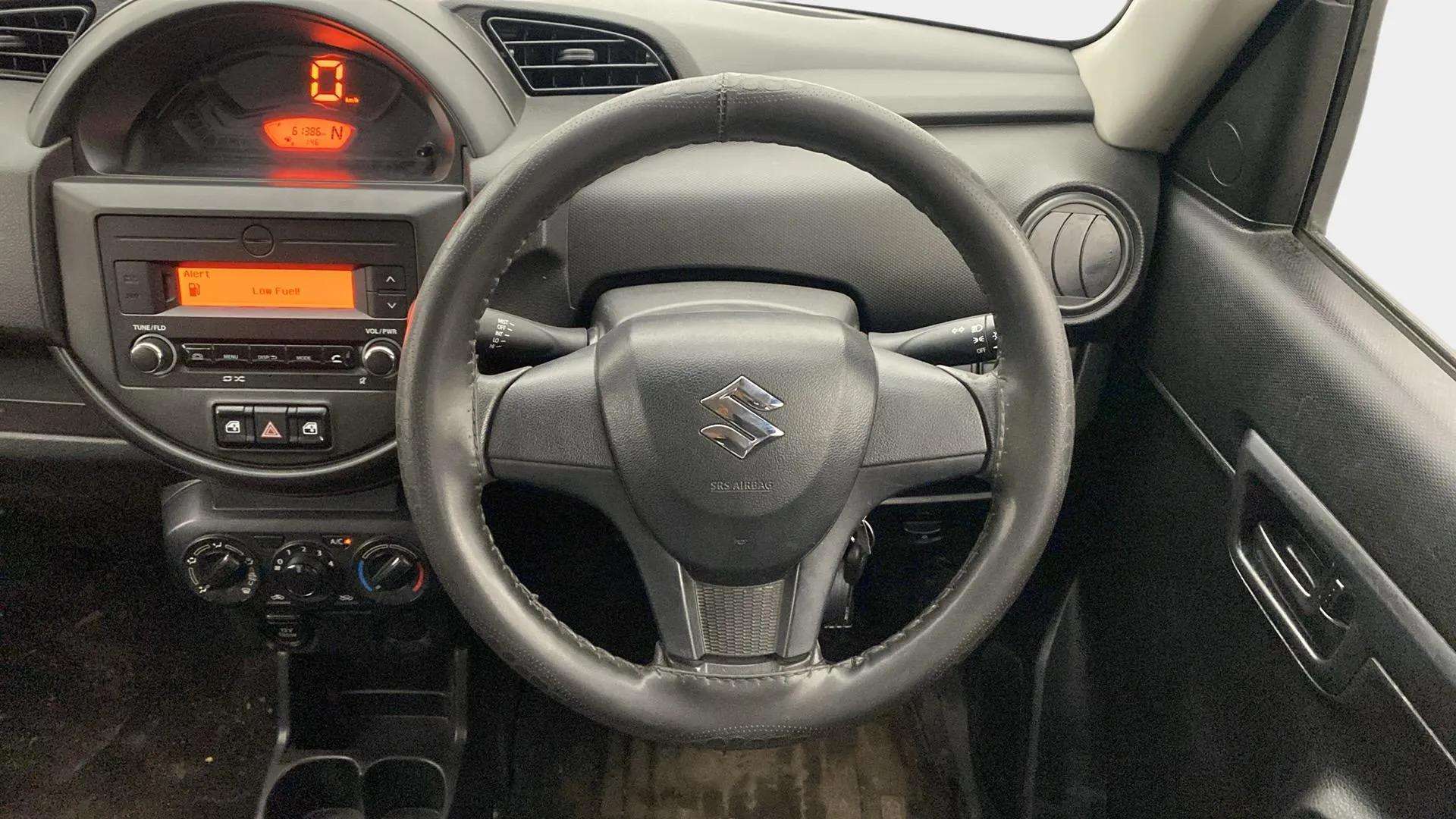 Steering-wheel-close-up-29