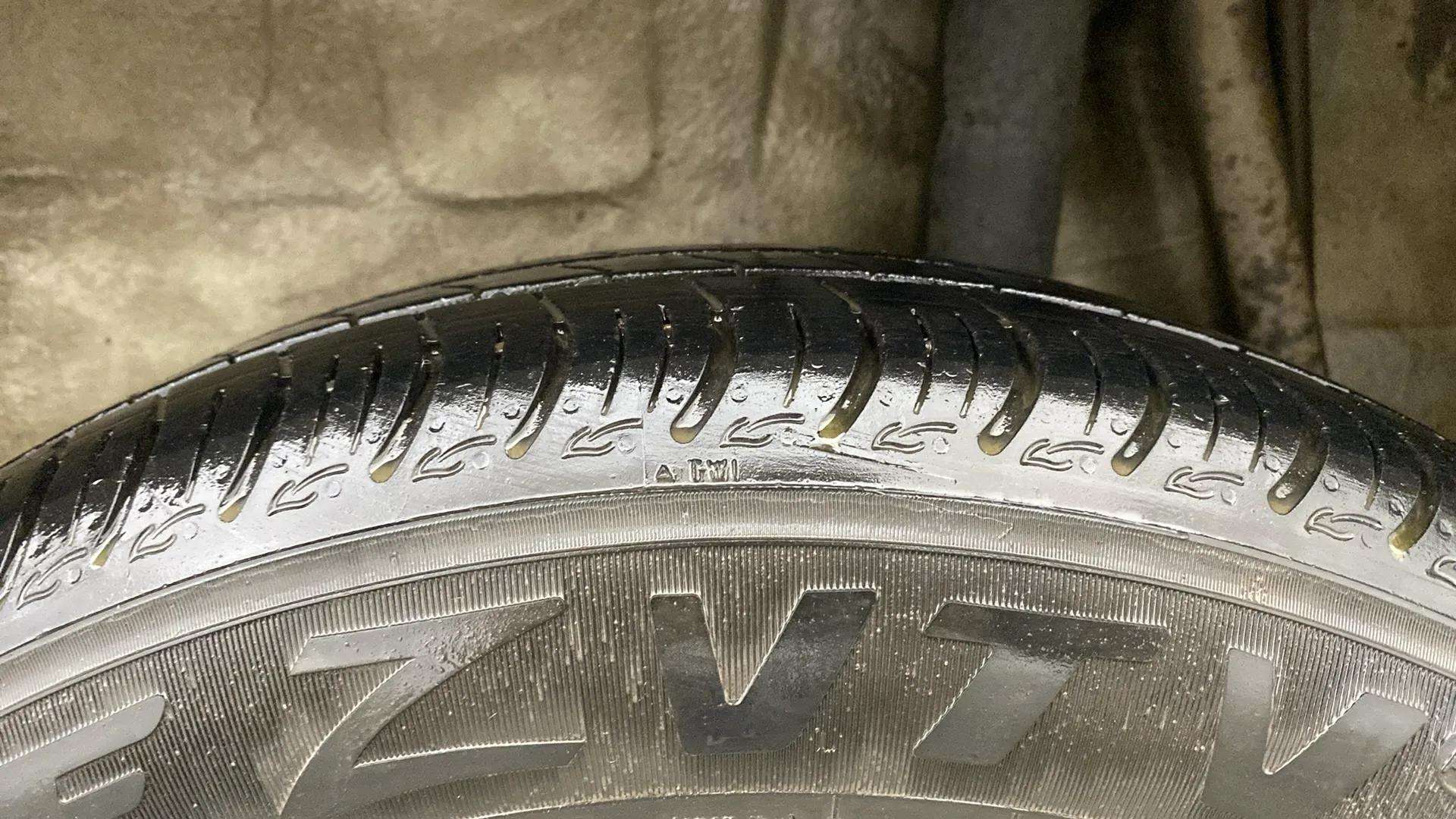 LHS-Rear-Tyre-Tread-21