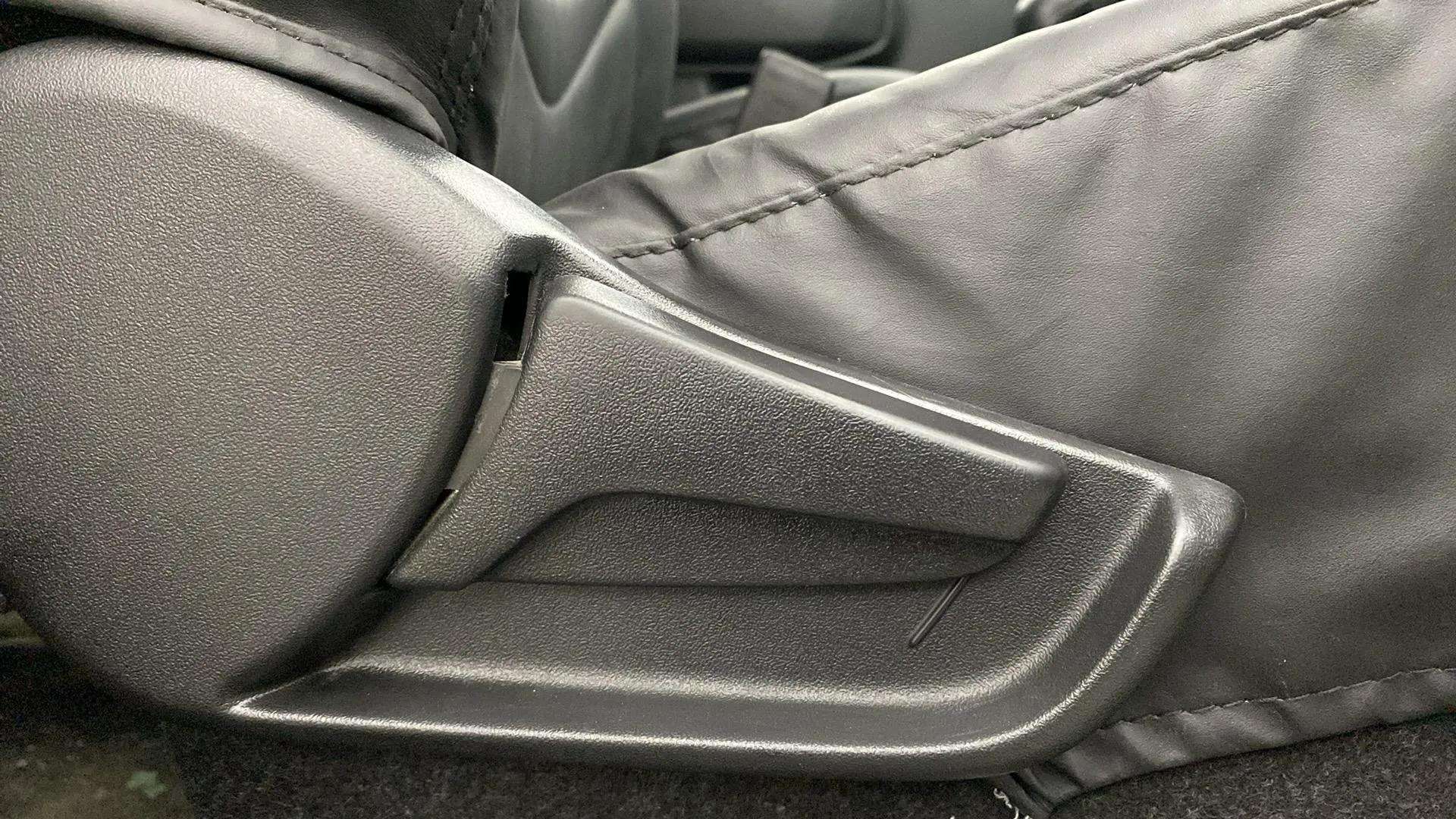 Driver-side-adjustment-panel-40