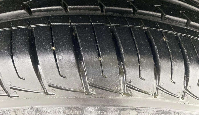 2020 Mahindra MARAZZO M4+ 8 STR, Diesel, Manual, 62,562 km, Right Front Tyre Tread
