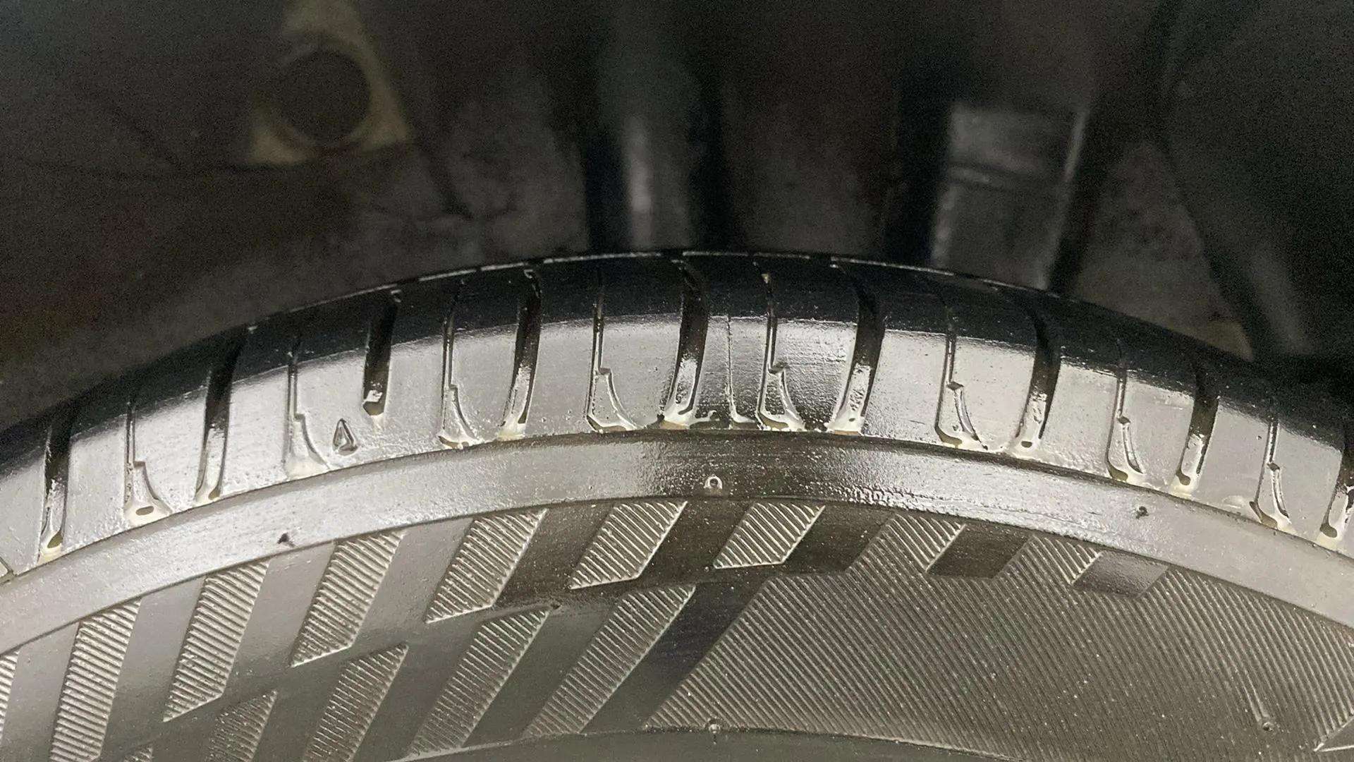 LHS-Rear-Tyre-Tread-21