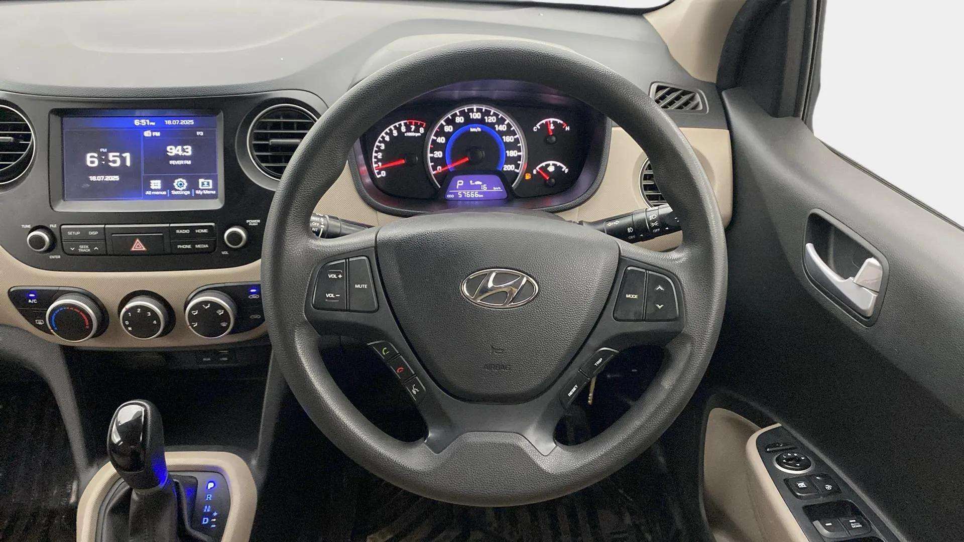 Steering-wheel-close-up-29