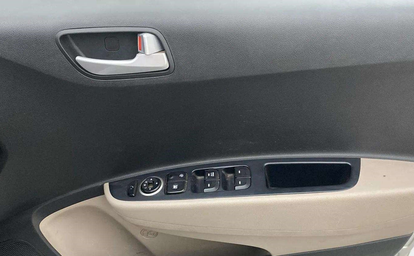 Driver-side-door-panel-control-39