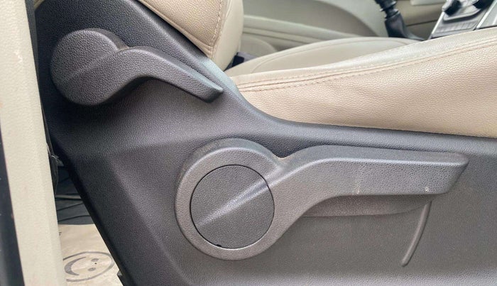 2019 Mahindra MARAZZO M8 8 STR, Diesel, Manual, 96,514 km, Driver Side Adjustment Panel