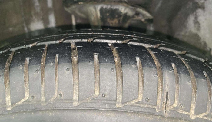 2013 Hyundai i10 MAGNA 1.1, Petrol, Manual, 17,757 km, Left Front Tyre Tread