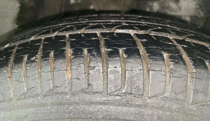2013 Hyundai i10 MAGNA 1.1, Petrol, Manual, 17,757 km, Right Front Tyre Tread