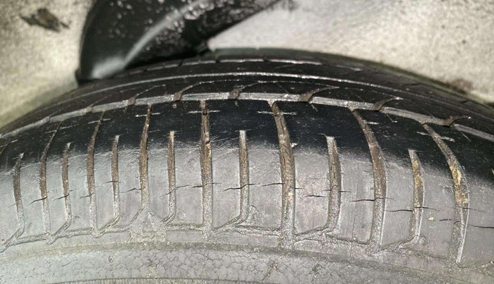 2013 Hyundai i10 MAGNA 1.1, Petrol, Manual, 17,757 km, Left Rear Tyre Tread