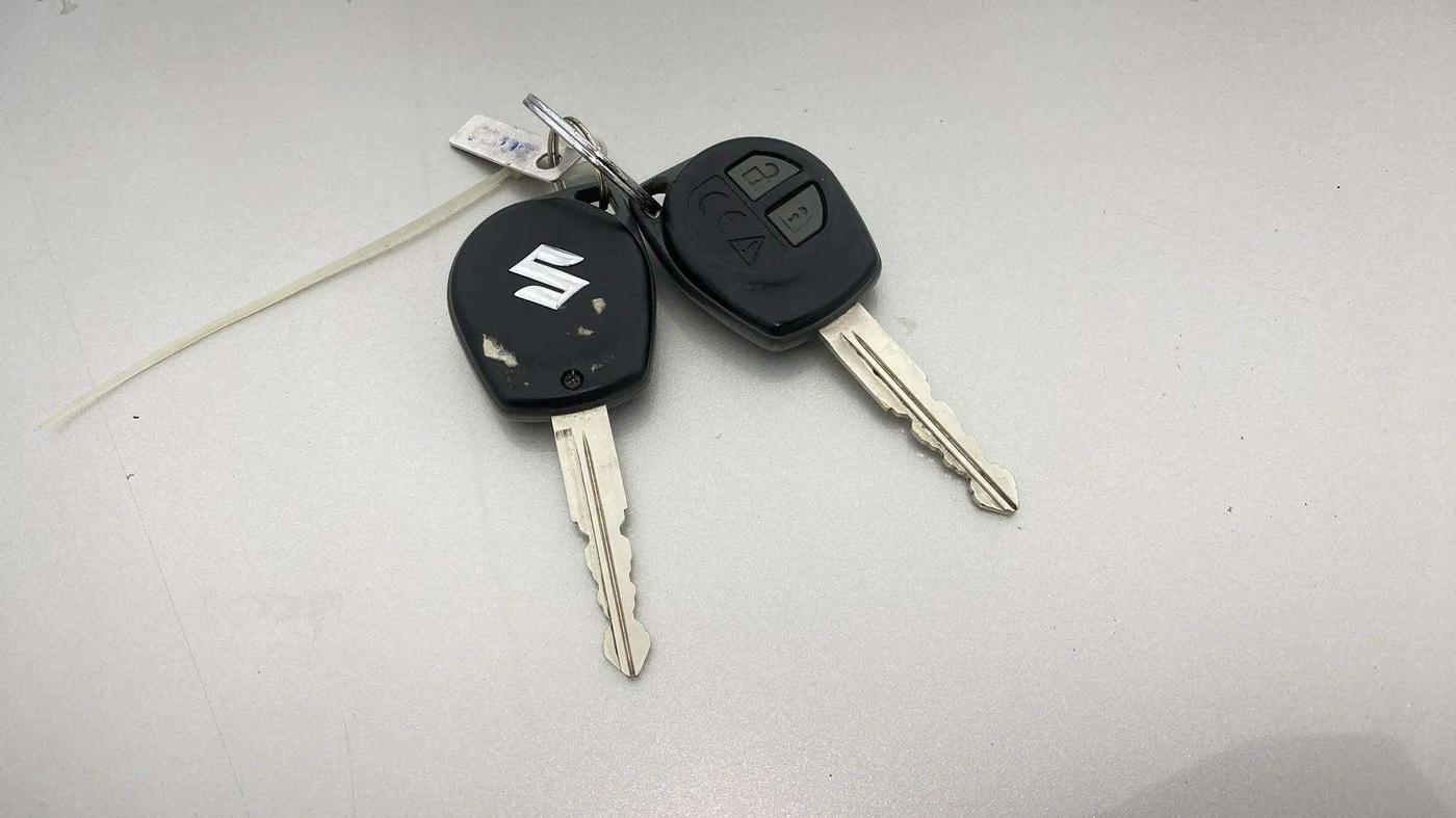 2020 Maruti Swift VXI AMT, Petrol, Automatic, 50,496 km, Key Close Up