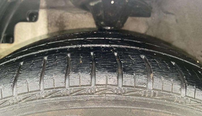 2016 Hyundai Eon MAGNA +, Petrol, Manual, 26,278 km, Left Front Tyre Tread