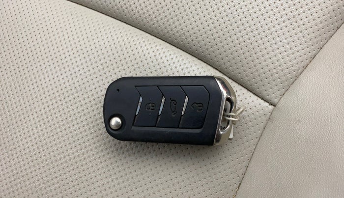 2022 Mahindra XUV300 W8 (O) 1.5 DIESEL, Diesel, Manual, 53,875 km, Key Close Up