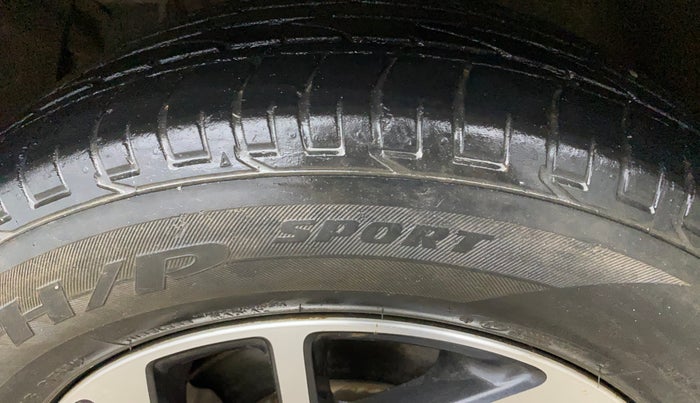 2022 Mahindra XUV300 W8 (O) 1.5 DIESEL, Diesel, Manual, 53,875 km, Left Front Tyre Tread