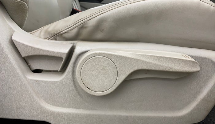 2022 Mahindra XUV300 W8 (O) 1.5 DIESEL, Diesel, Manual, 53,875 km, Driver Side Adjustment Panel