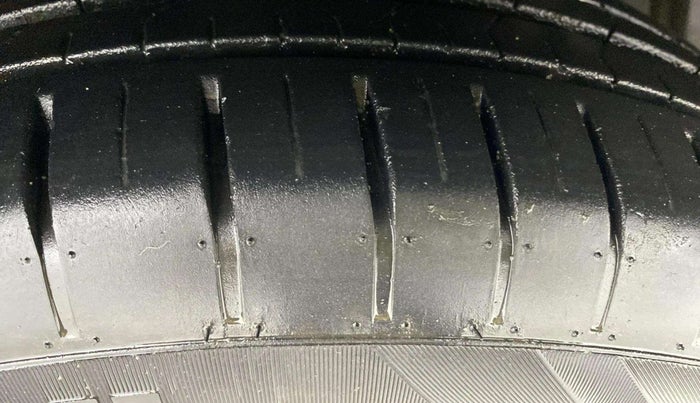 2019 Maruti Ciaz DELTA AT 1.5 SHVS PETROL, Petrol, Automatic, 76,977 km, Right Front Tyre Tread
