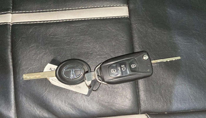 2021 Tata ALTROZ XE PETROL, Petrol, Manual, 34,095 km, Key Close Up