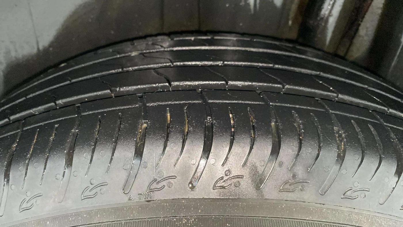 2024 Maruti BREZZA ZXI + SMART HYBRID DUAL TONE, Petrol, Manual, 9,742 km, Left Rear Tyre Tread