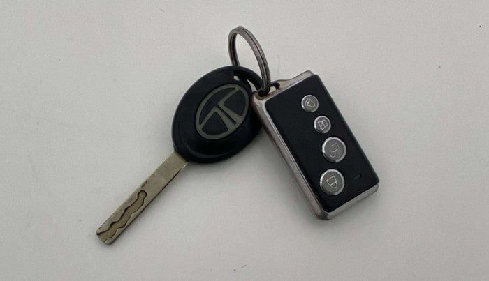 2020 Tata ALTROZ XE PETROL, CNG, Manual, 70,228 km, Key Close Up