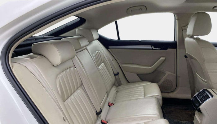 2017 Skoda Superb STYLE 1.8 TSI AT, Petrol, Automatic, 62,326 km, Right Side Rear Door Cabin