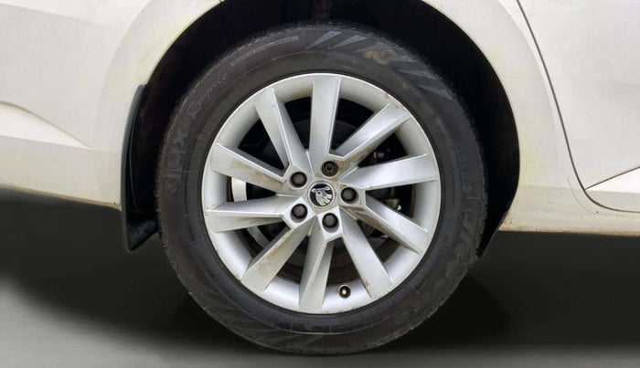 2017 Skoda Superb STYLE 1.8 TSI AT, Petrol, Automatic, 62,326 km, Right Rear Wheel