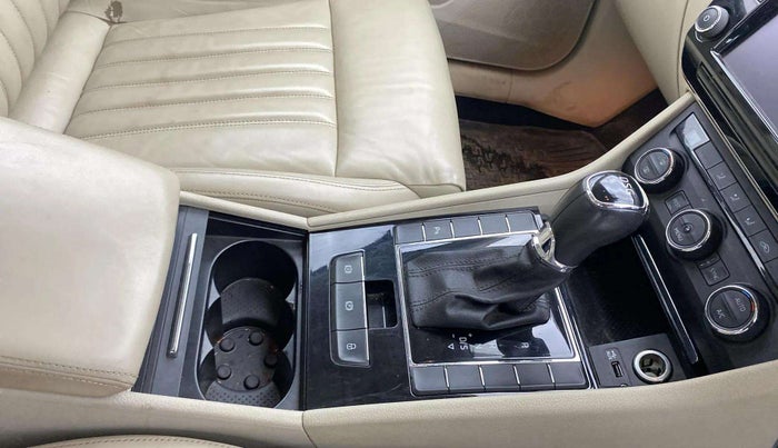2017 Skoda Superb STYLE 1.8 TSI AT, Petrol, Automatic, 62,326 km, Gear Lever