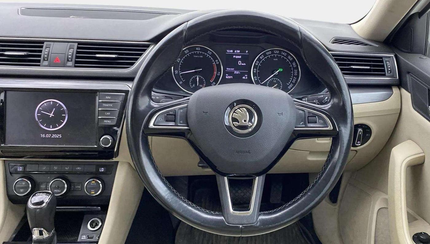 2017 Skoda Superb STYLE 1.8 TSI AT, Petrol, Automatic, 62,326 km, Steering Wheel Close Up