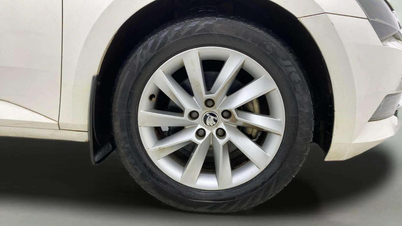 2017 Skoda Superb STYLE 1.8 TSI AT, Petrol, Automatic, 62,326 km, Right Front Wheel