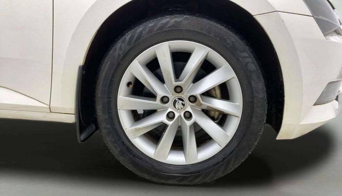 2017 Skoda Superb STYLE 1.8 TSI AT, Petrol, Automatic, 62,326 km, Right Front Wheel