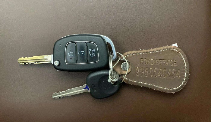 2022 Hyundai AURA S 1.2 CNG, CNG, Manual, 78,693 km, Key Close Up