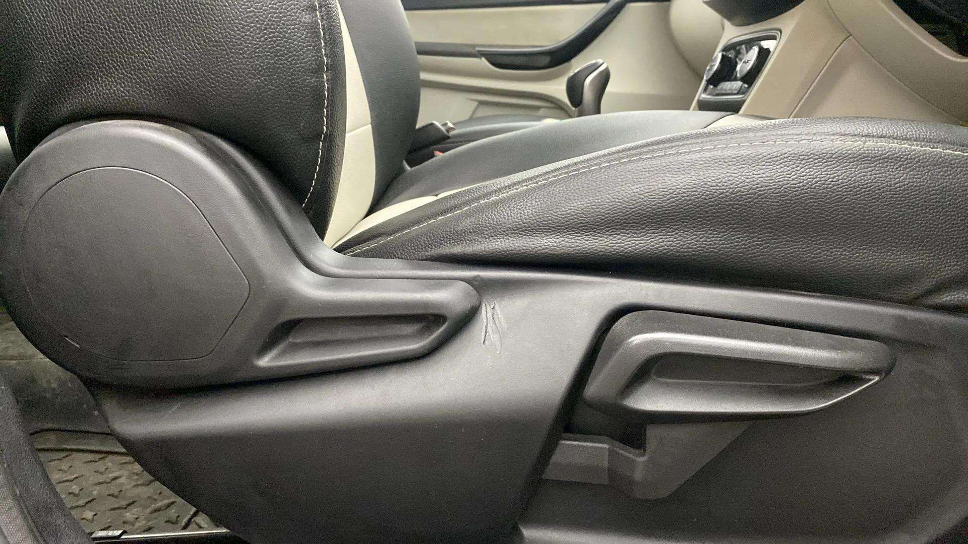 Driver-side-adjustment-panel-40