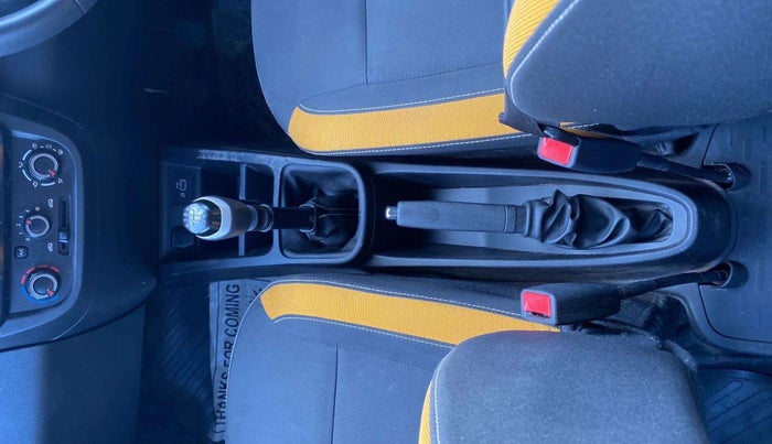 2022 Renault Kwid CLIMBER MT 1.0, Petrol, Manual, 39,809 km, Gear Lever