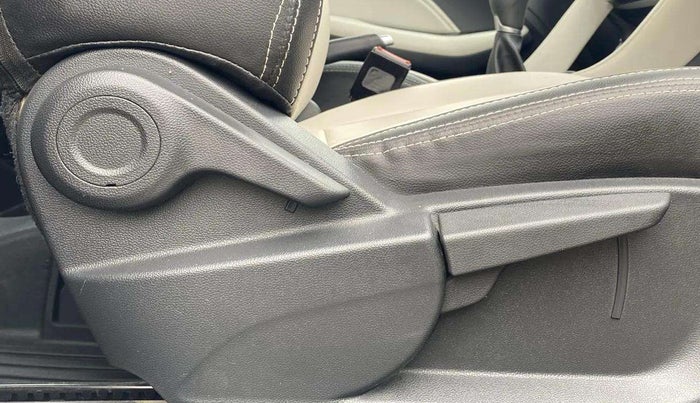 2022 MG ASTOR SUPER 1.5 MT, Petrol, Manual, 67,517 km, Driver Side Adjustment Panel