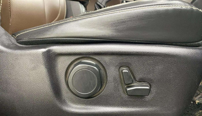 2022 Mahindra SCORPIO-N Z8 L PETROL MT 7 STR, Petrol, Manual, 64,111 km, Driver Side Adjustment Panel