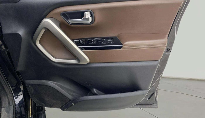 2022 Mahindra SCORPIO-N Z8 L PETROL MT 7 STR, Petrol, Manual, 64,111 km, Driver Side Door Panels Control