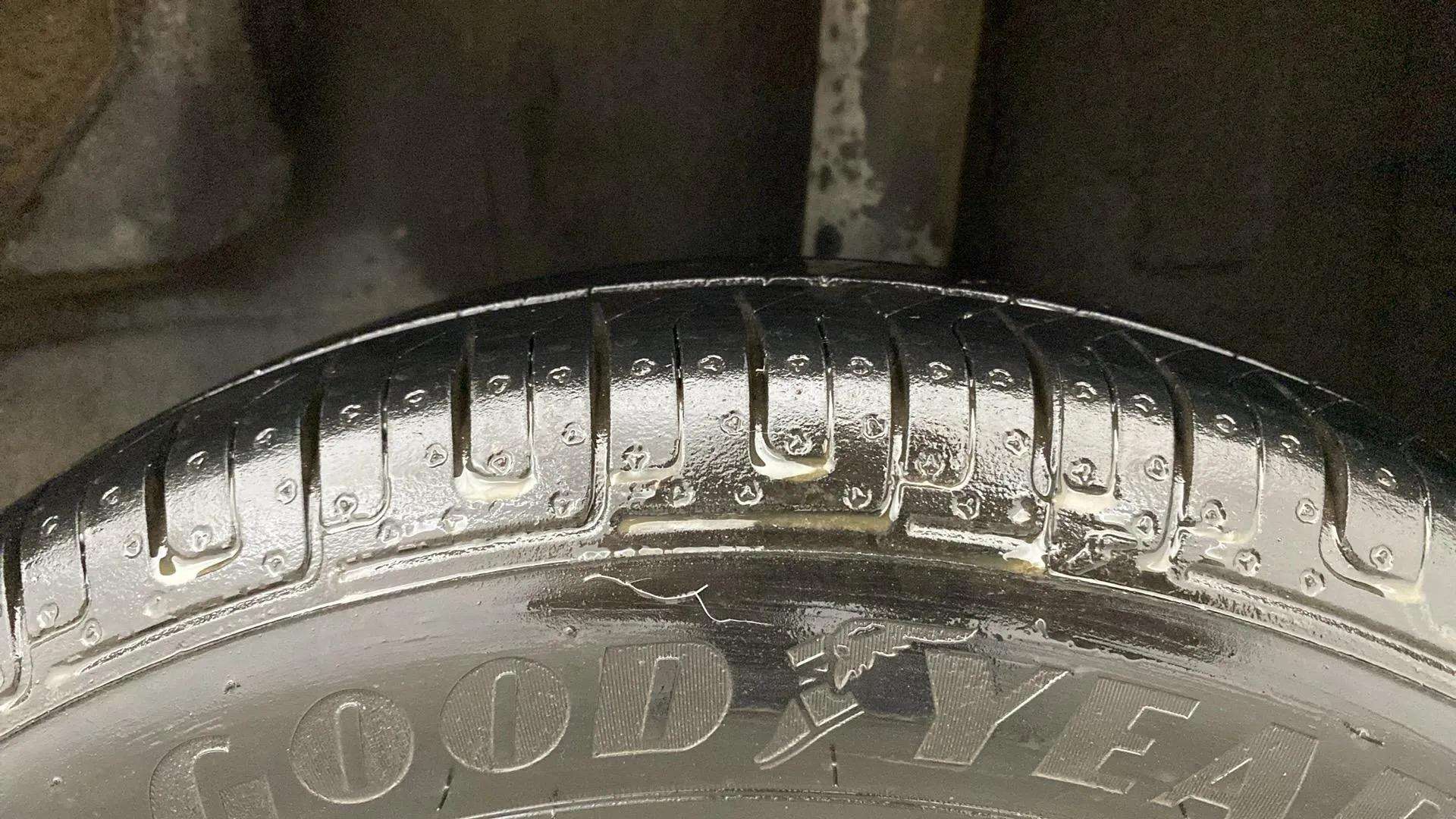 LHS-Rear-Tyre-Tread-21