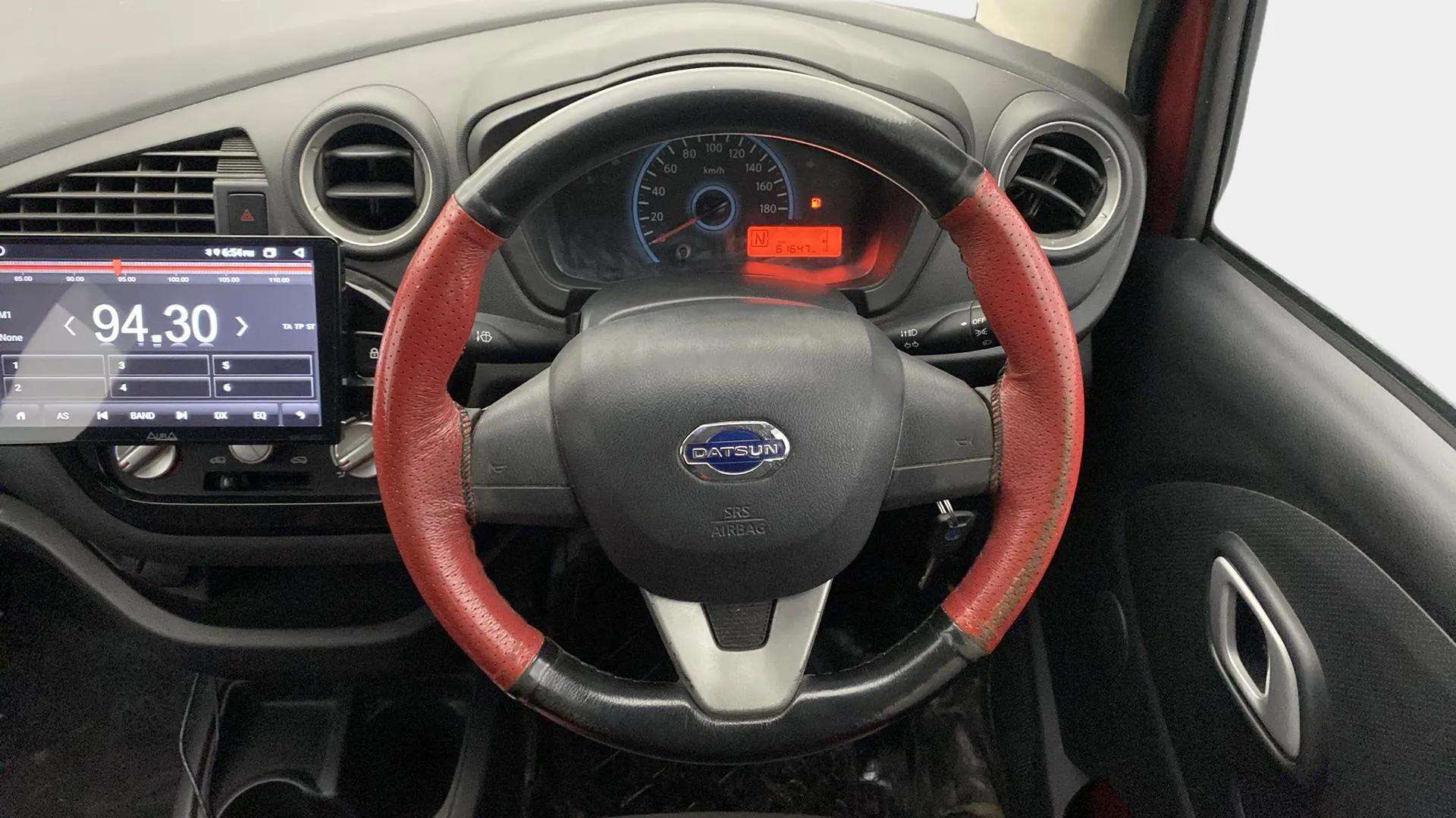 Steering-wheel-close-up-29