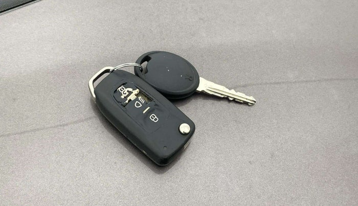 2016 Tata Tiago XZ PETROL, Petrol, Manual, 42,863 km, Key Close Up
