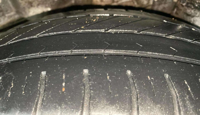 2014 Hyundai Eon SPORTZ, Petrol, Manual, 31,636 km, Left Rear Tyre Tread