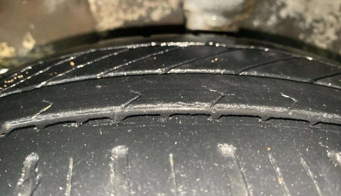 2014 Hyundai Eon SPORTZ, Petrol, Manual, 31,636 km, Left Front Tyre Tread