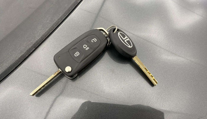 2022 Tata Tiago XT CNG, CNG, Manual, 19,714 km, Key Close Up