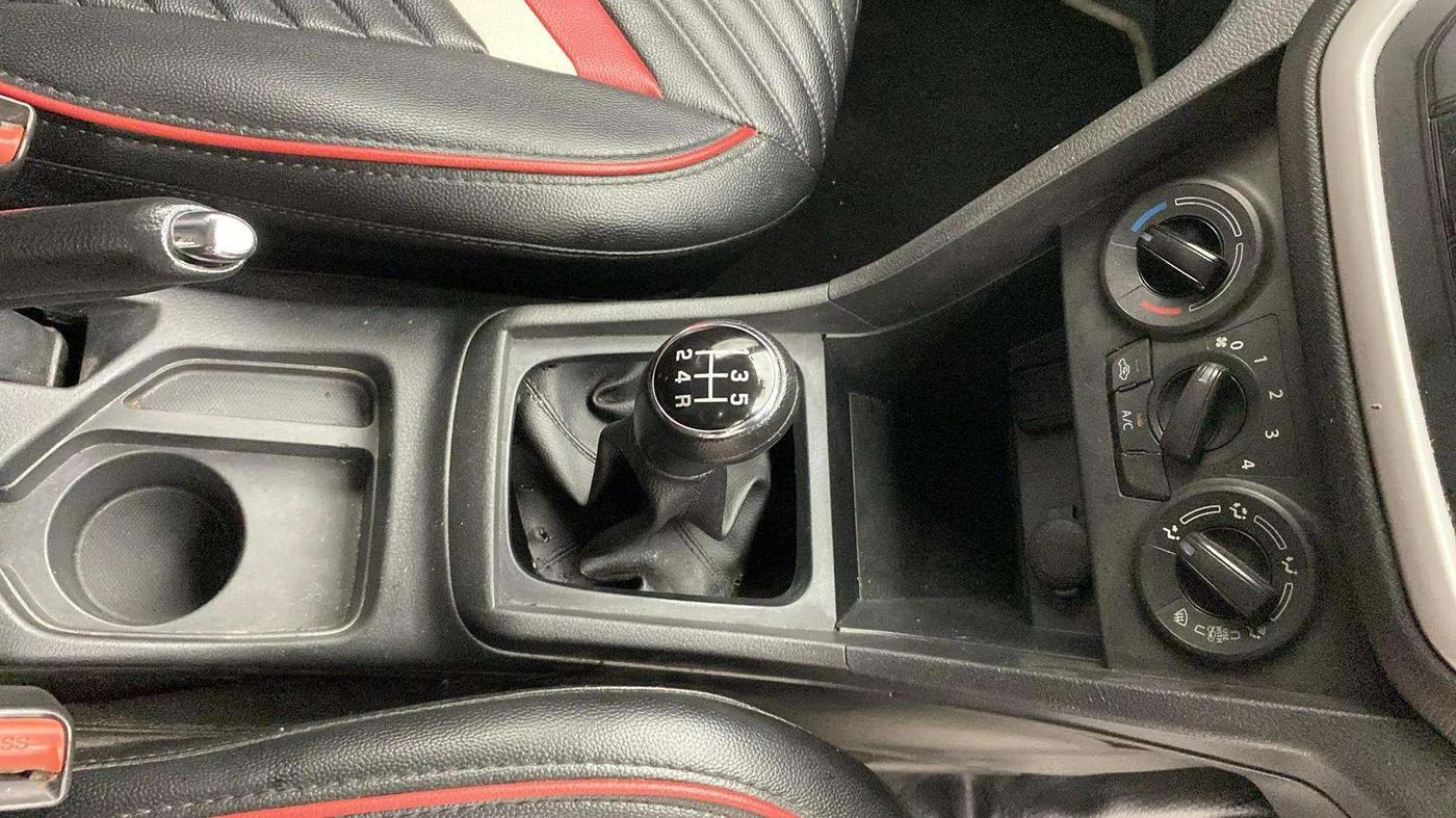 2017 Maruti Vitara Brezza LDI (O), Diesel, Manual, 1,35,064 km, Gear Lever