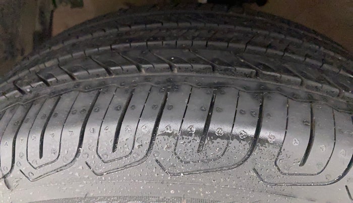2017 Maruti Swift VXI O, Petrol, Manual, 52,155 km, Left Front Tyre Tread