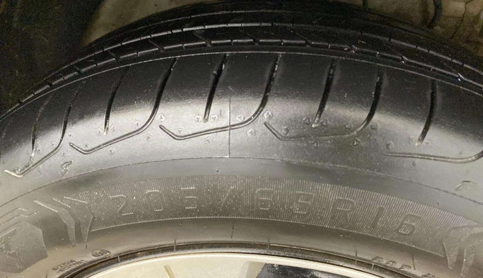 2019 Mahindra XUV300 W6 1.2 PETROL, Petrol, Manual, 69,402 km, Right Front Tyre Tread