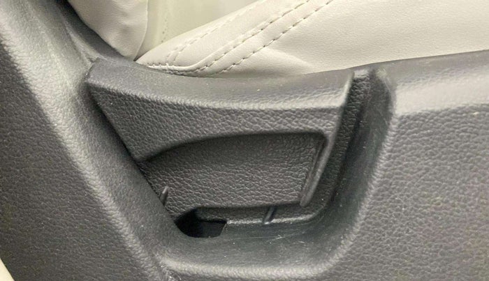 2019 Mahindra XUV300 W6 1.2 PETROL, Petrol, Manual, 69,402 km, Driver Side Adjustment Panel