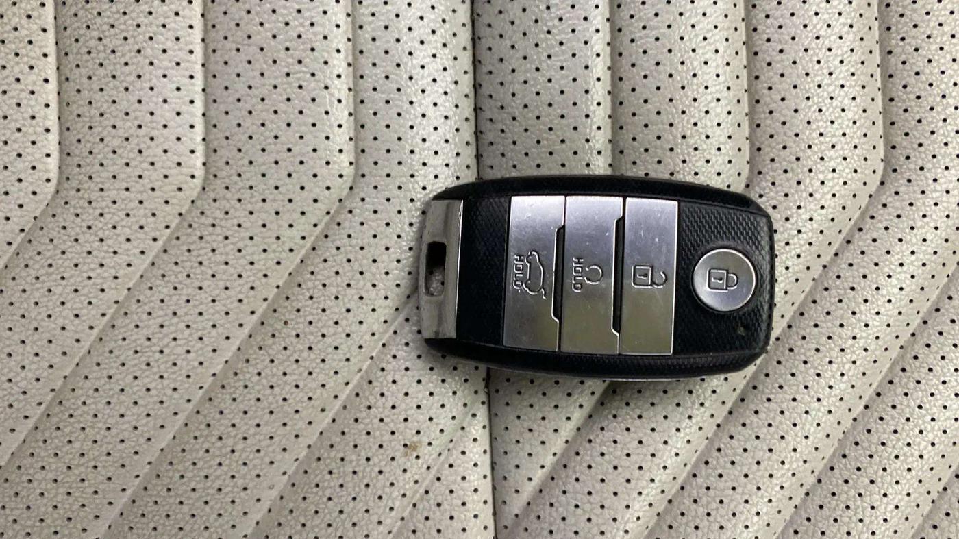 2020 KIA SONET HTX PLUS 1.0 IMT, Petrol, Manual, 82,245 km, Key Close Up