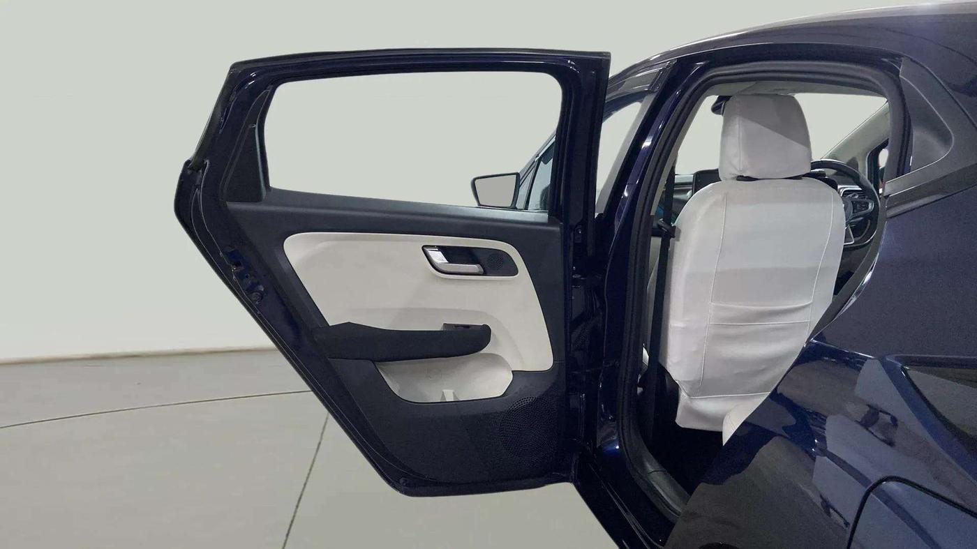 2024 Tata ALTROZ XZA + SUNROOF, Petrol, Automatic, 4,304 km, LHS Rear Door