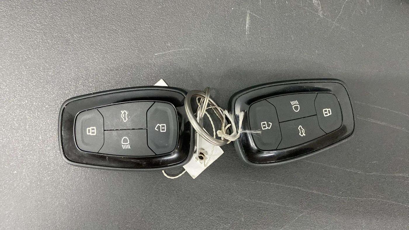 2024 Tata ALTROZ XZA + SUNROOF, Petrol, Automatic, 4,304 km, Key Close Up