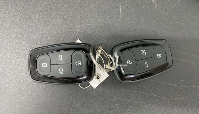 2024 Tata ALTROZ XZA + SUNROOF, Petrol, Automatic, 4,304 km, Key Close Up