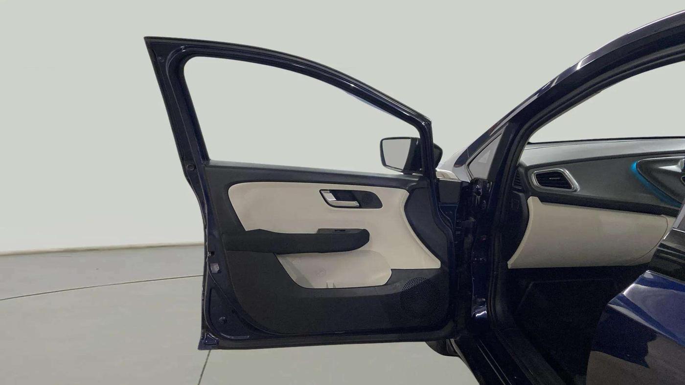 2024 Tata ALTROZ XZA + SUNROOF, Petrol, Automatic, 4,304 km, LHS Front Door