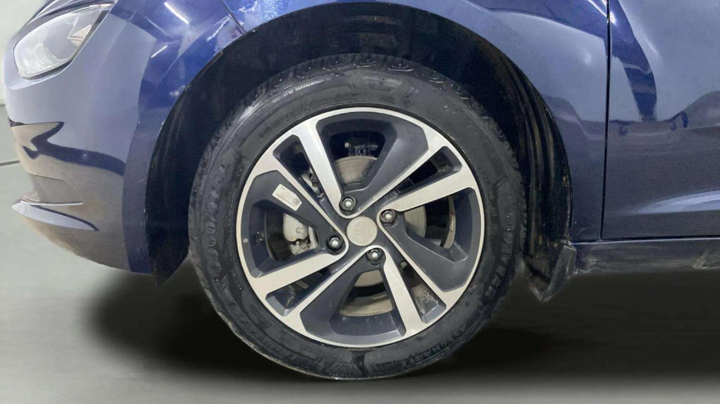 2024 Tata ALTROZ XZA + SUNROOF, Petrol, Automatic, 4,304 km, Left Front Wheel