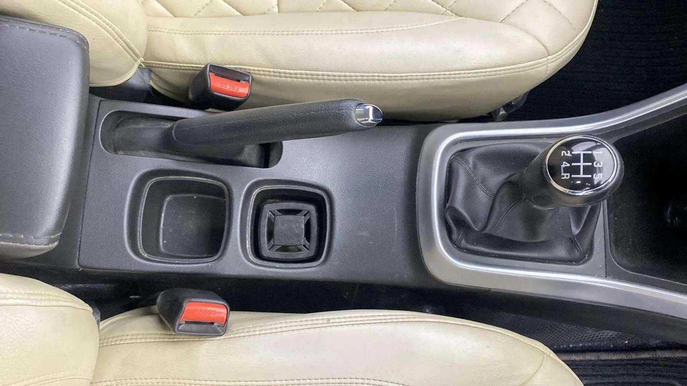 2022 Maruti S Cross ZETA 1.5, Petrol, Manual, 78,226 km, Gear Lever