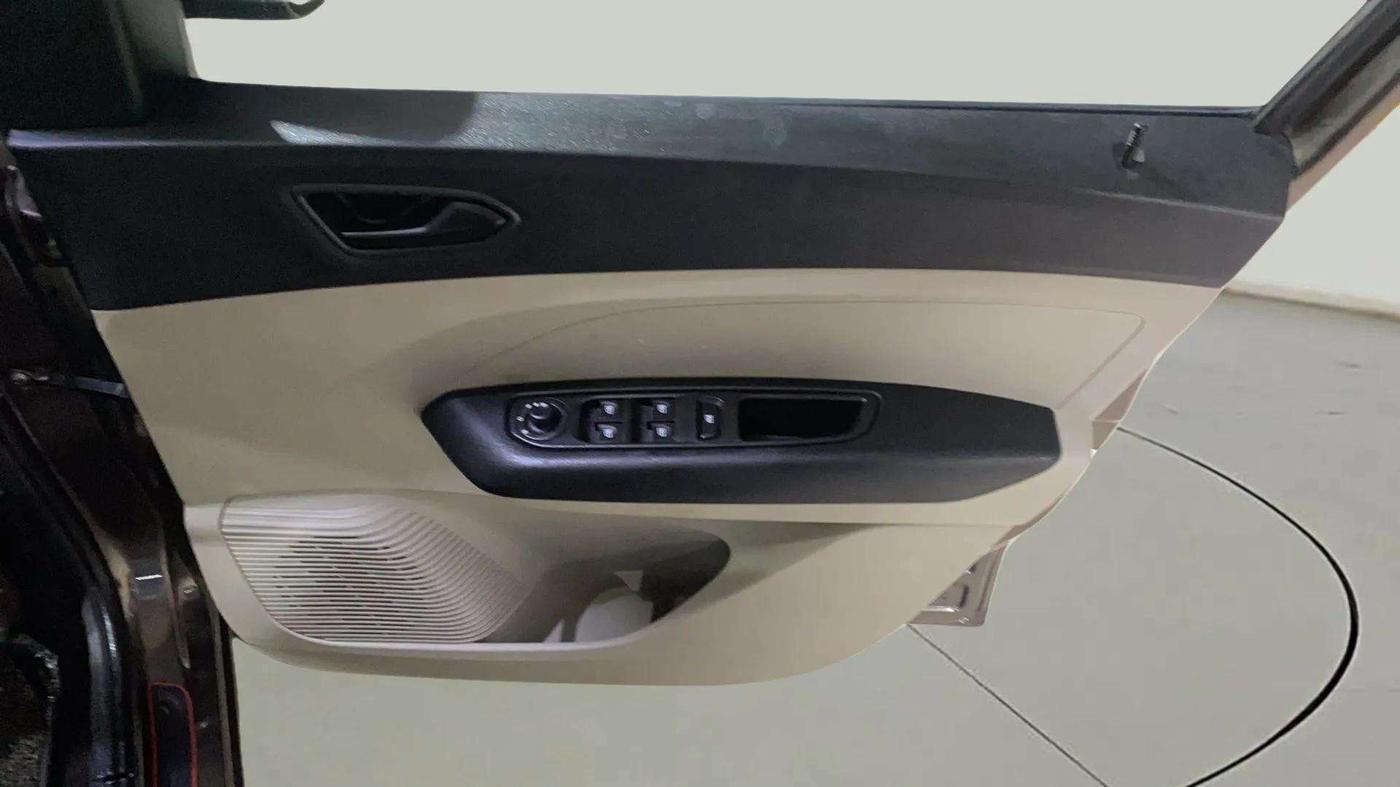 2022 Renault TRIBER RXT LIMITED EDITION, Petrol, Manual, 7,432 km, Driver Side Door Panels Control